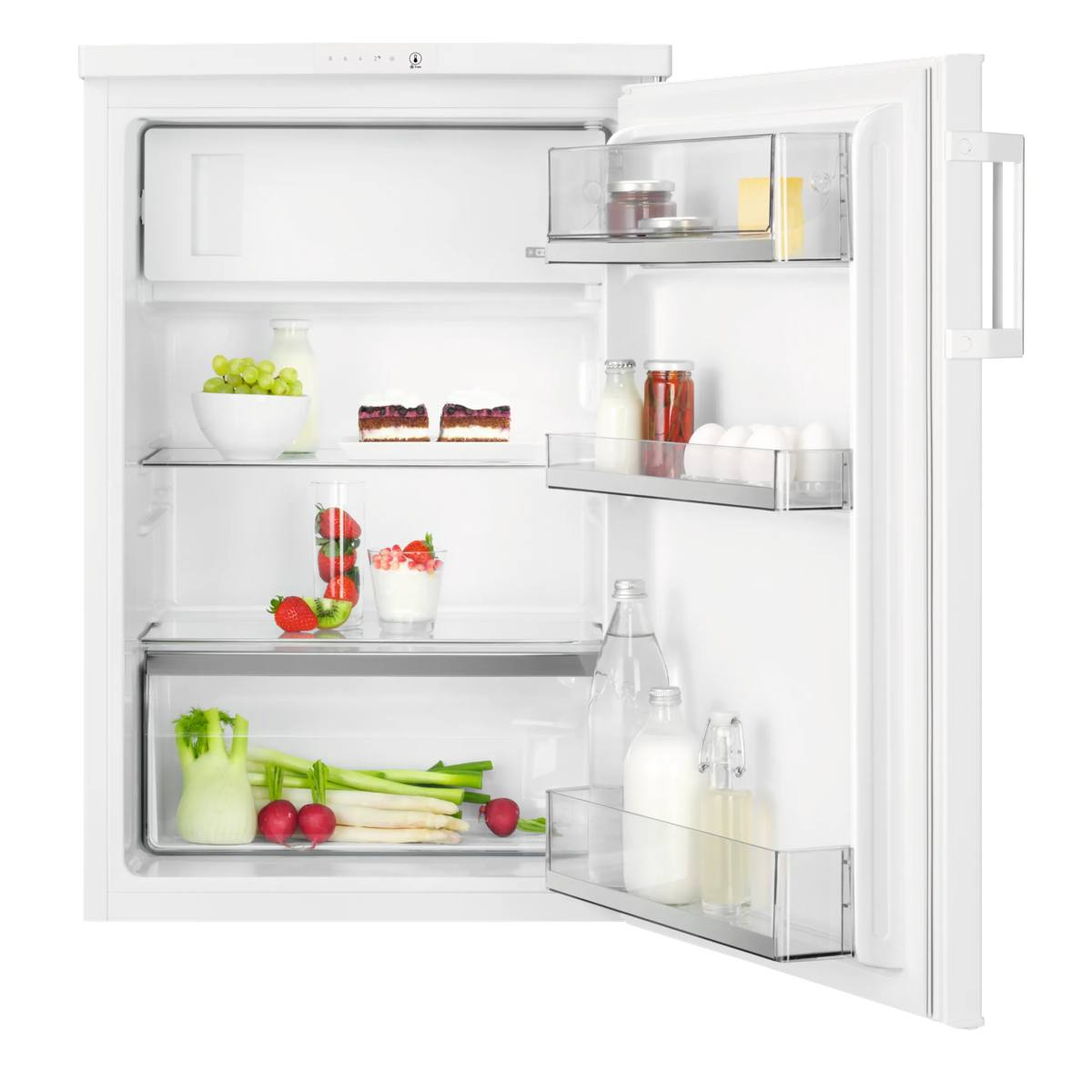 Un frigorifero bianco aperto pieno di frutta fresca, verdura, bevande e alimenti sui ripiani.