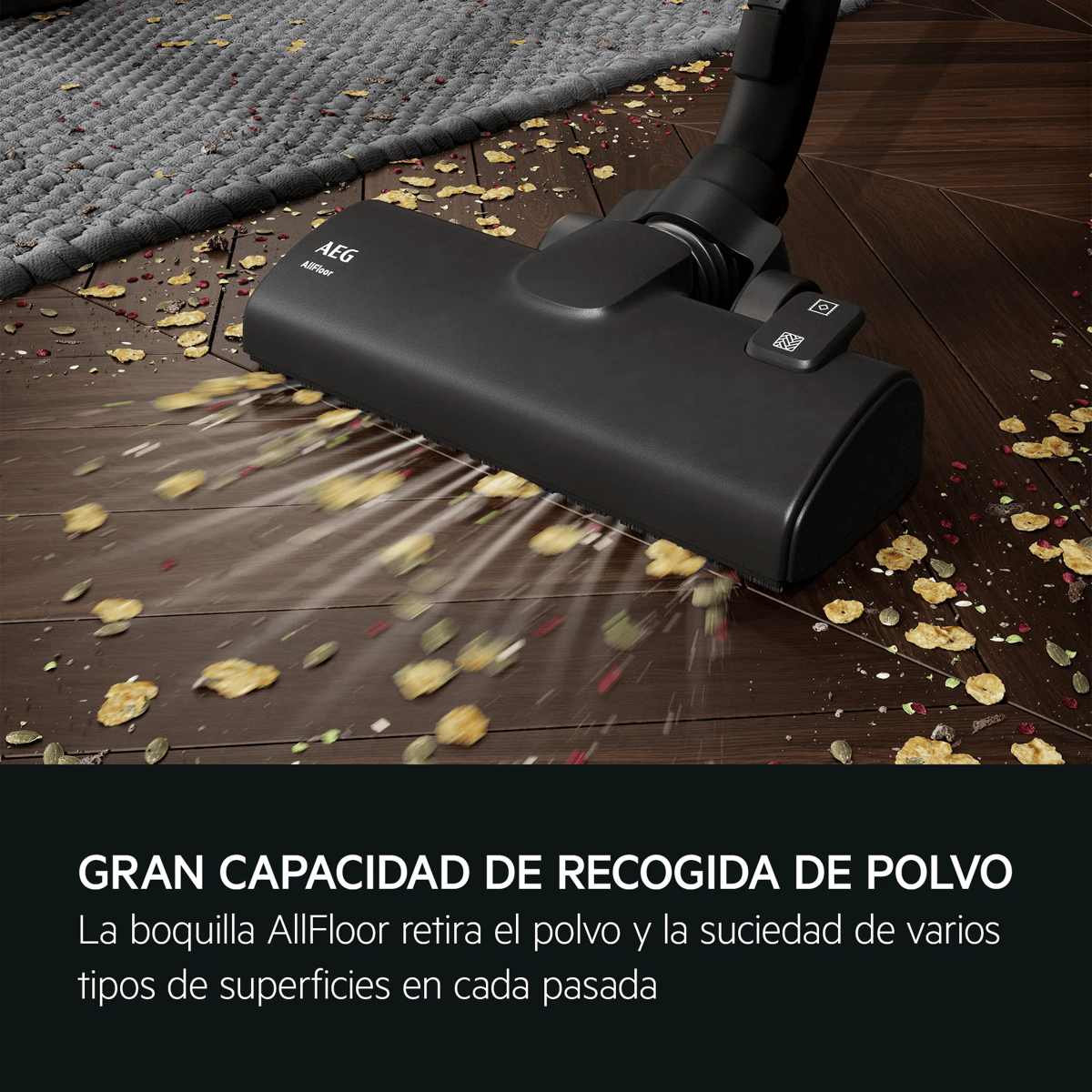 Un cabezal de aspiradora negro limpia la suciedad de un suelo de madera.