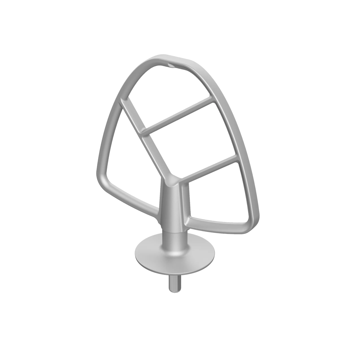 Un accesorio batidor plano de metal plateado para una batidora de pie sobre fondo blanco.