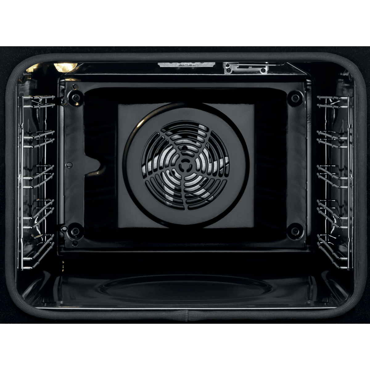 Vista interior de un horno negro vacío con ventilador circular al fondo y soportes laterales.