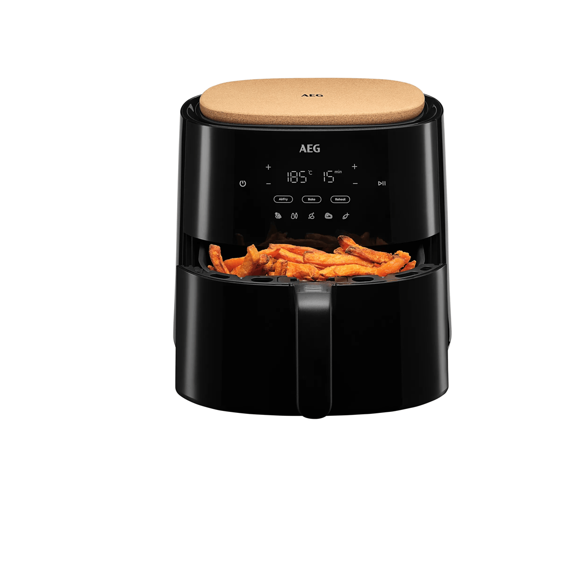 Una freidora de aire AEG negra con pantalla digital que muestra temperatura y tiempo, llena de verduras en rodajas.
