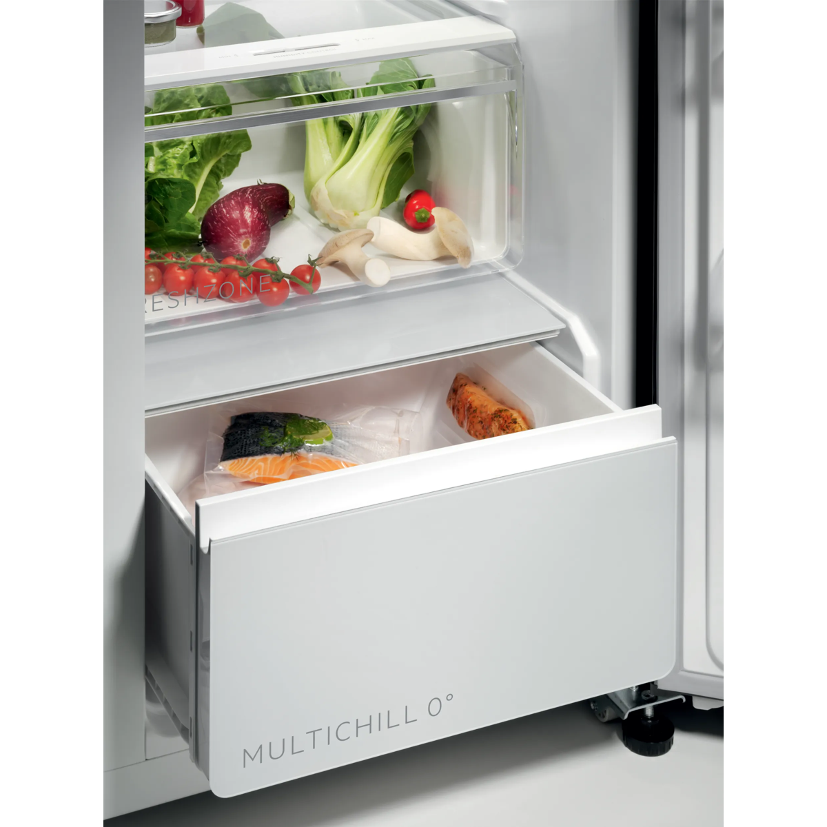 Frigorífico abierto con verduras frescas arriba y pescado en el cajón inferior Multichill 0°.