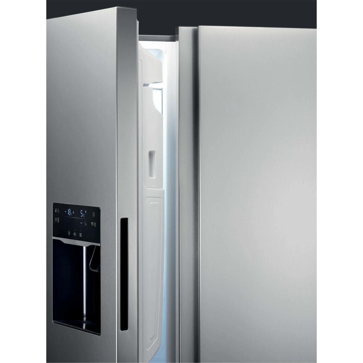 Frigorífico de doble puerta plateado con dispensador de agua en el tirador izquierdo y pantalla digital.