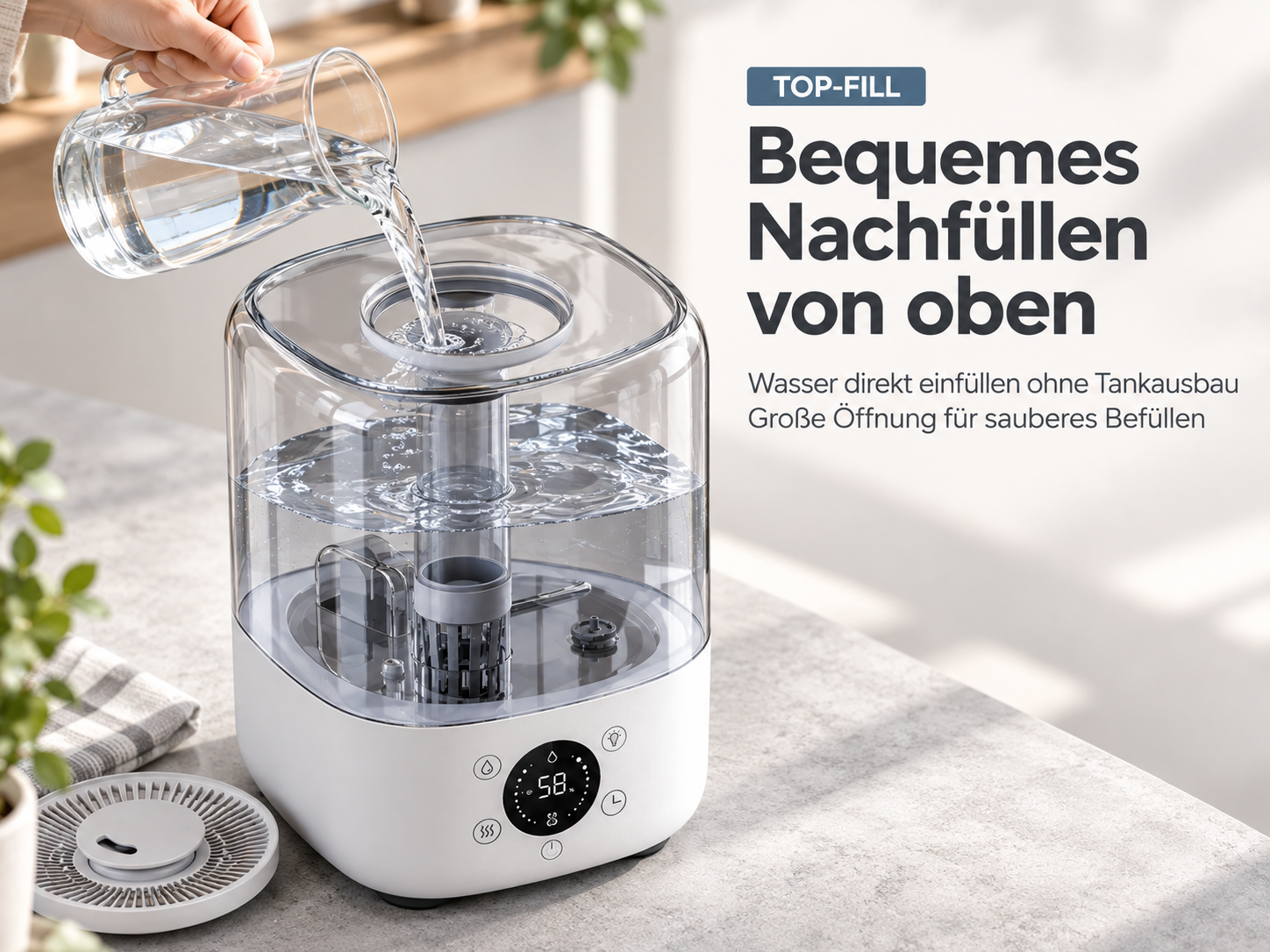 Wasser wird von oben in einen weißen und transparenten Luftbefeuchter gegossen.