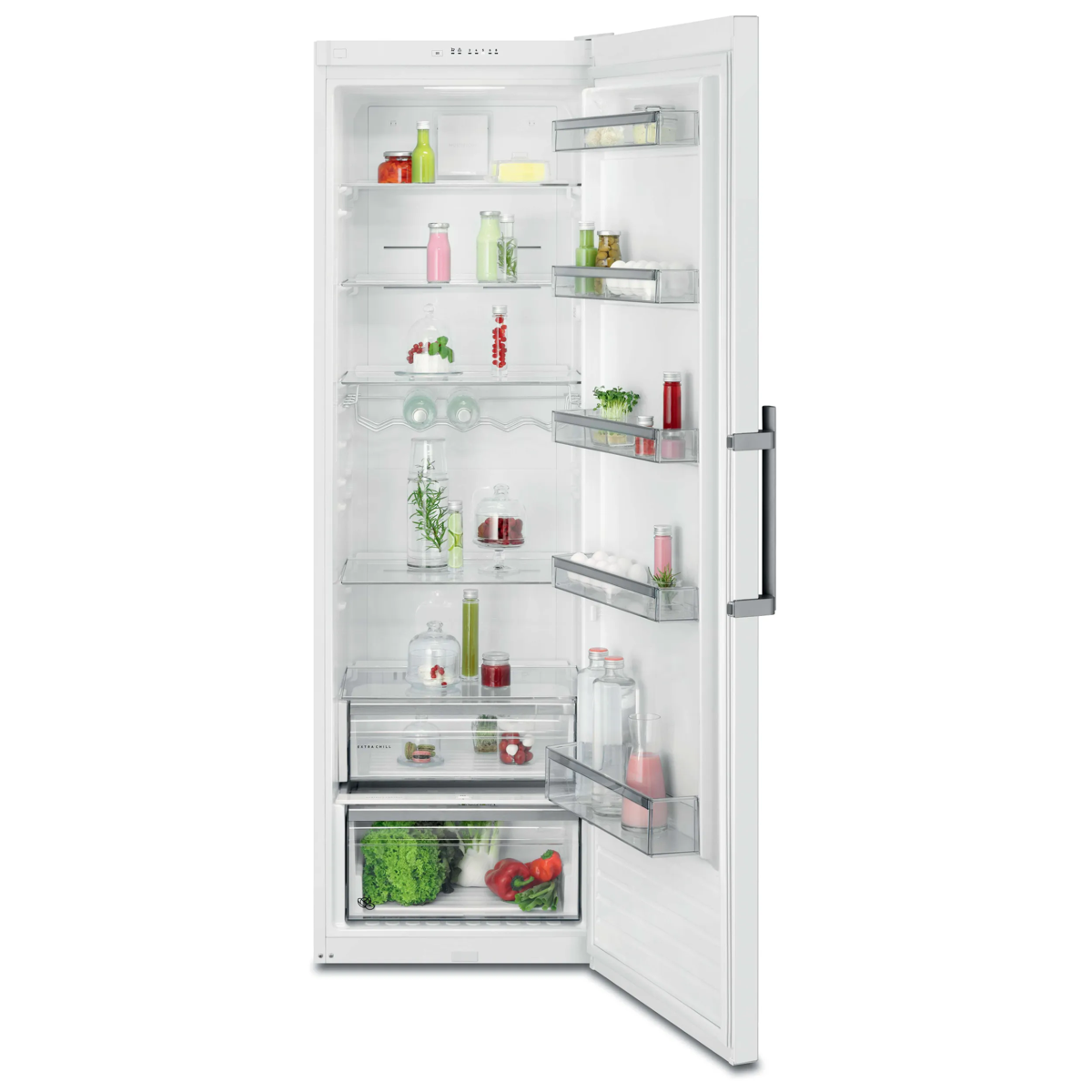Un refrigerador blanco abierto con estantes de vidrio llenos, compartimentos en la puerta y verdulero.