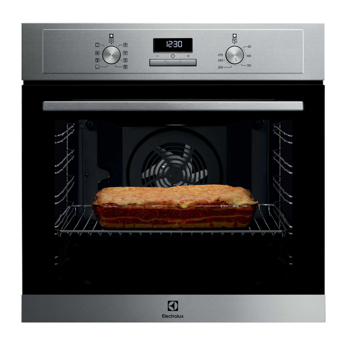 Un horno empotrado Electrolux plateado con un plato de lasaña horneándose dentro.