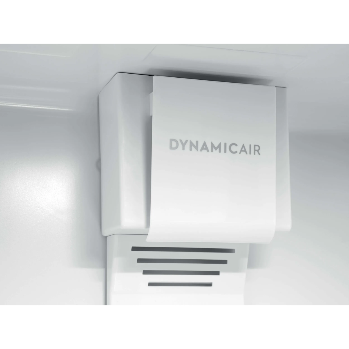Una rejilla DynamicAir blanca dentro de un refrigerador con ranuras horizontales.