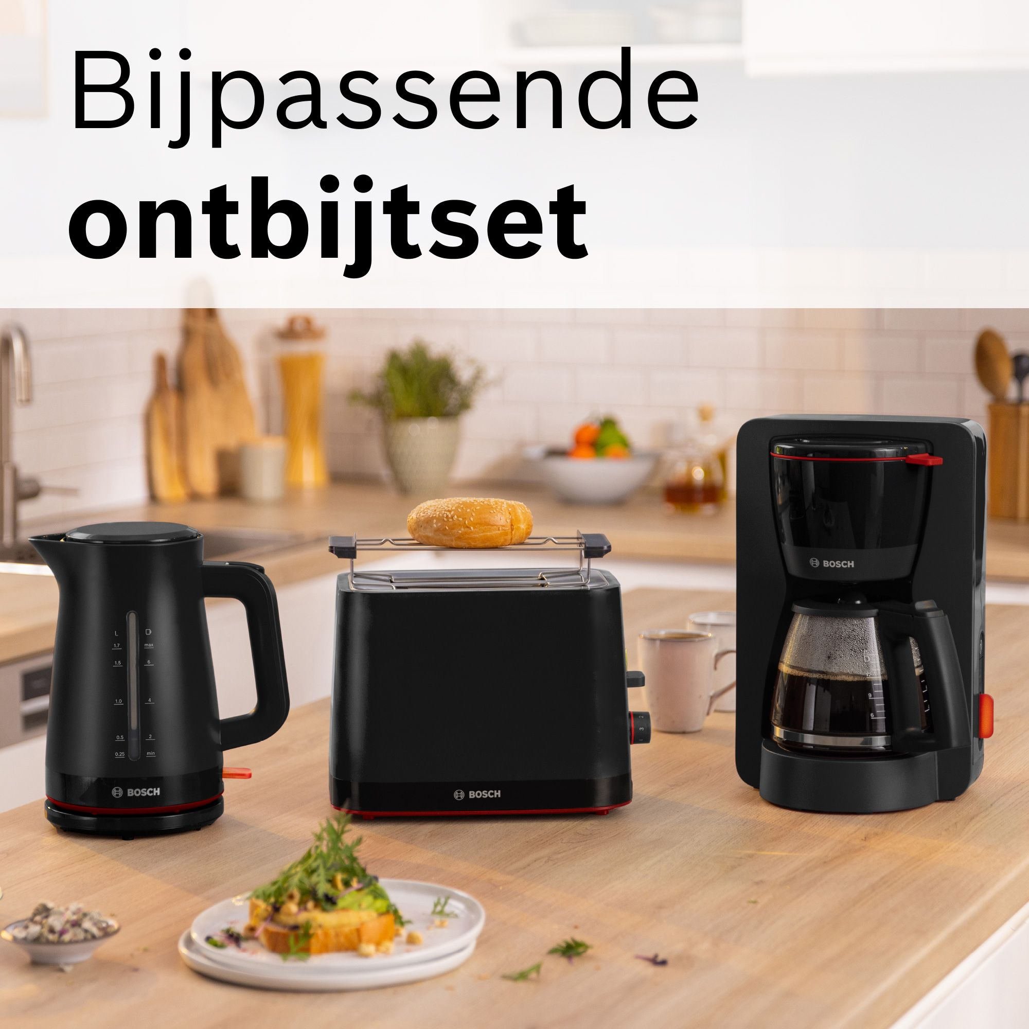 Ein schwarzes Bosch-Frühstücksset mit Wasserkocher, Toaster mit Brötchenaufsatz und Kaffeemaschine auf einer Küchentheke.