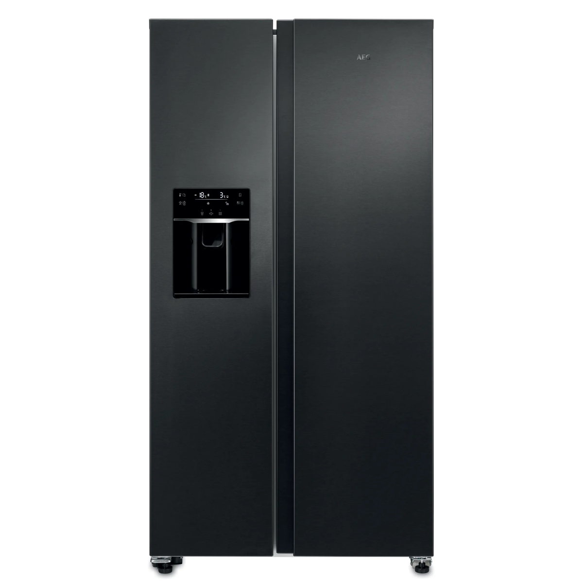 Ein schwarzer AEG-Side-by-Side-Kühlschrank mit einem Wasserspender und Digitaldisplay auf der linken Tür.