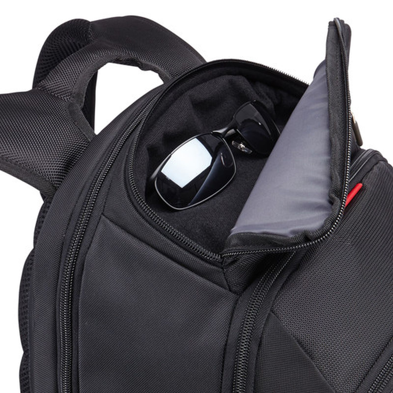 Schwarzer Rucksack mit offener Fronttasche, in der eine Sonnenbrille liegt.