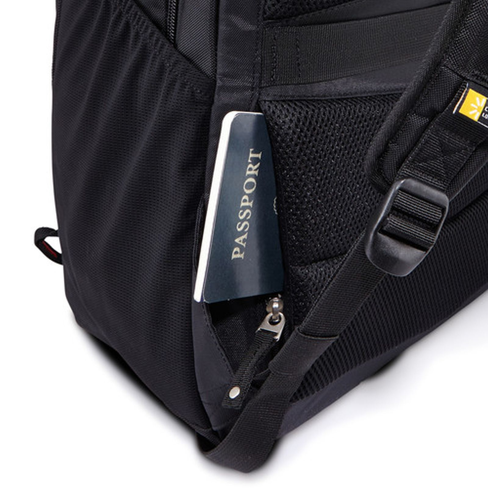 Ein blauer Reisepass steckt in der hinteren Reißverschlusstasche eines schwarzen Rucksacks.