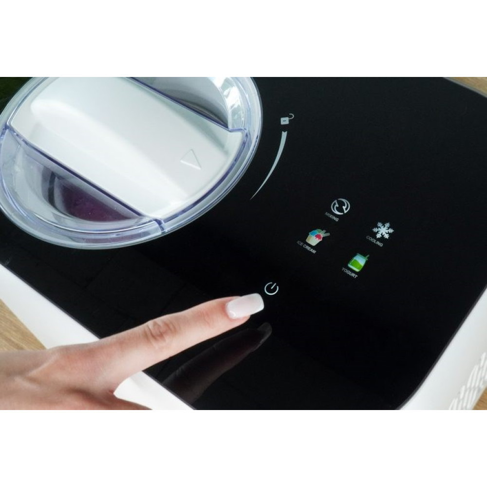 Eine Hand drückt den Power-Knopf einer modernen Eismaschine mit Touch-Bedienfeld.