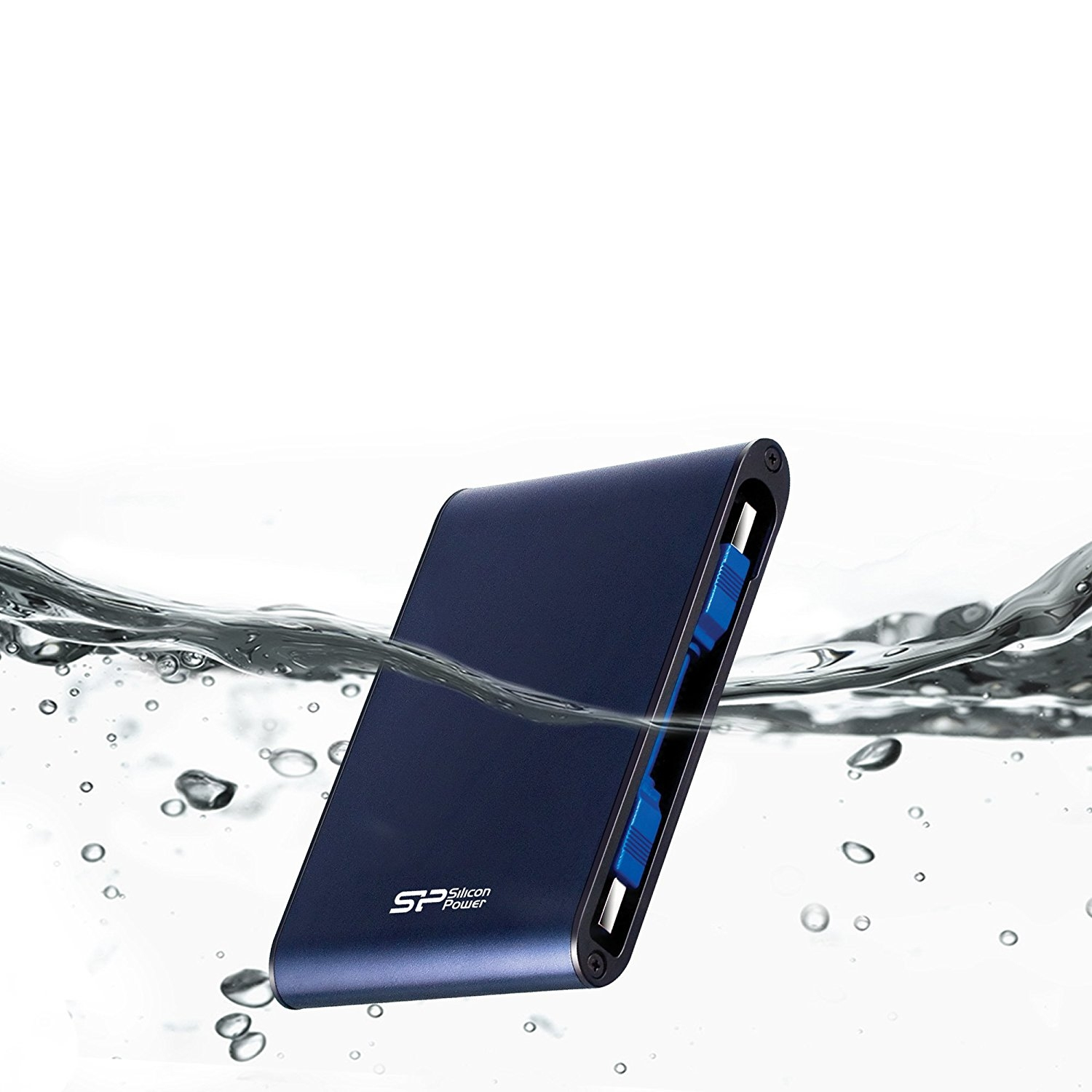 Eine blaue externe Festplatte im Wasser mit Blasen auf weißem Hintergrund.