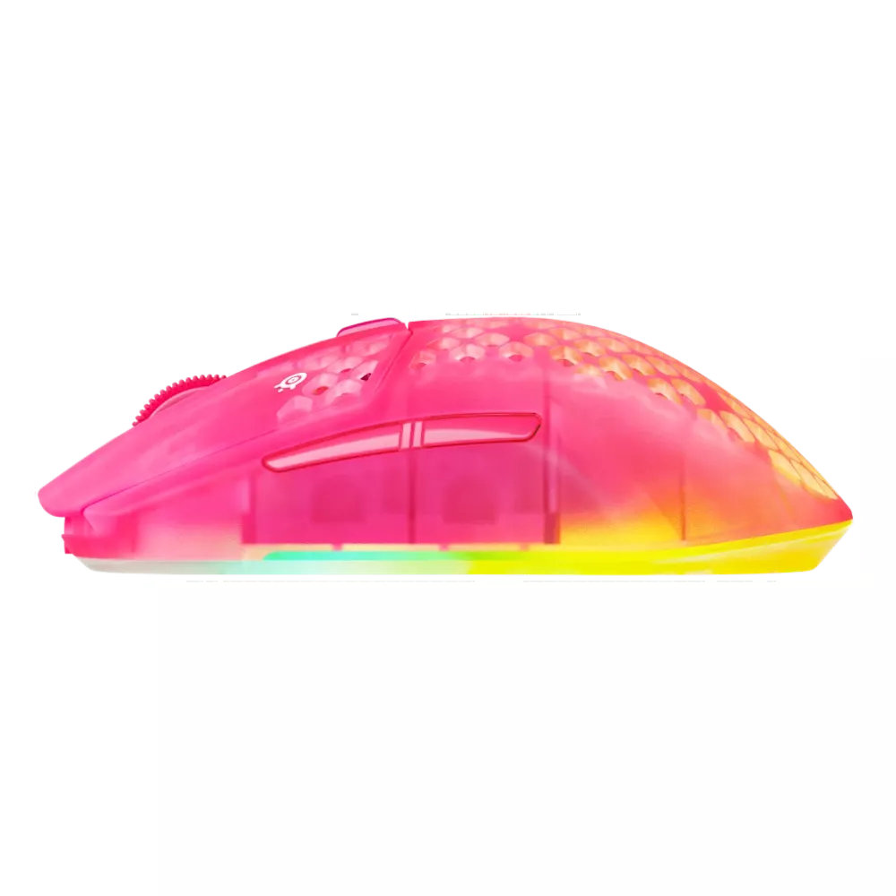 Eine rosa Gaming-Maus mit Wabenmuster an der Seite auf schwarzem Hintergrund.
