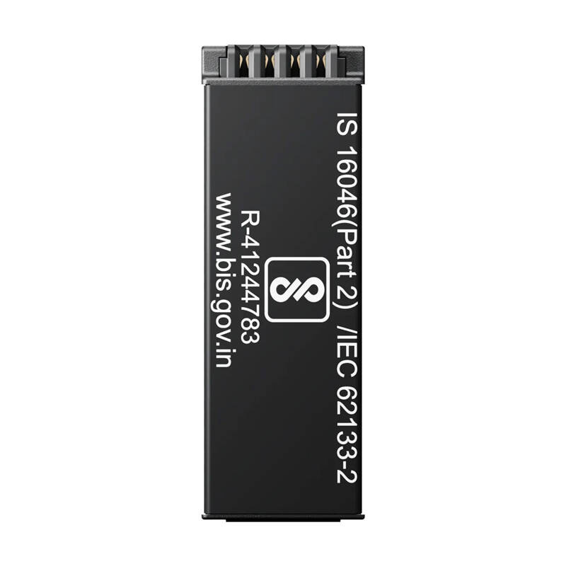 Schwarze Batterie mit Text und Zertifizierungslogo auf weißem Hintergrund.