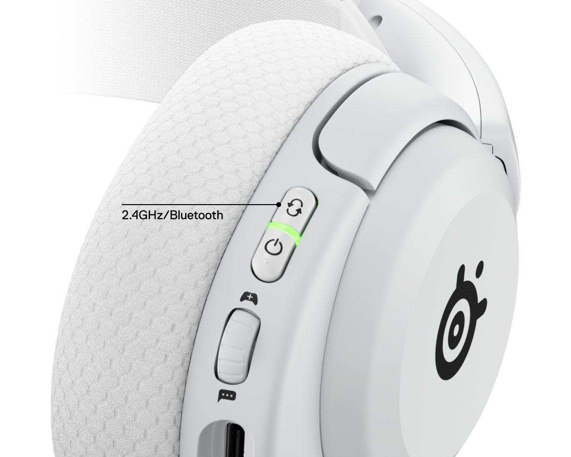 Primo piano dei controlli su cuffie wireless bianche, con pulsante di accensione e tasto 2.4GHz/Bluetooth.