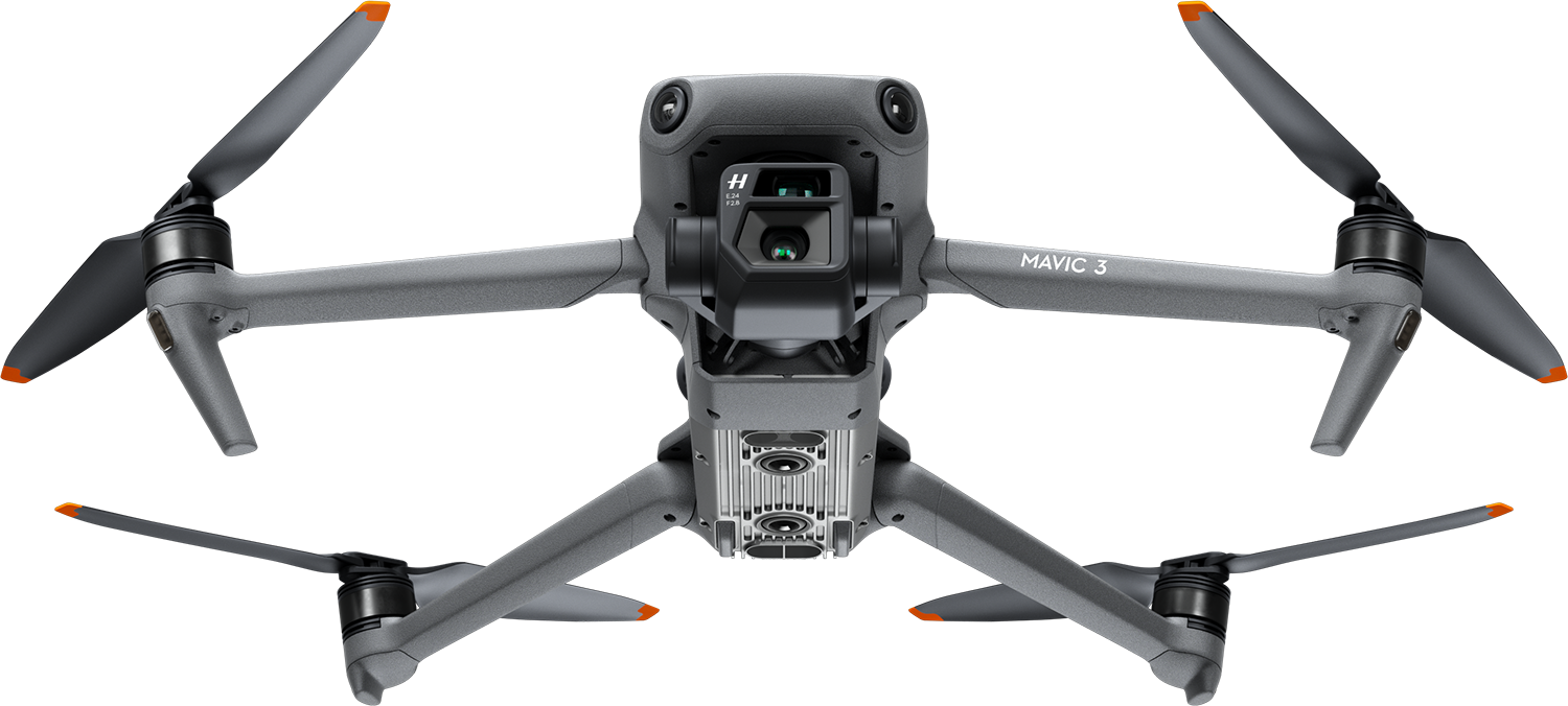 Eine graue DJI Mavic 3 Drohne schwebt frontal mit ausgeklappten Armen vor schwarzem Hintergrund.