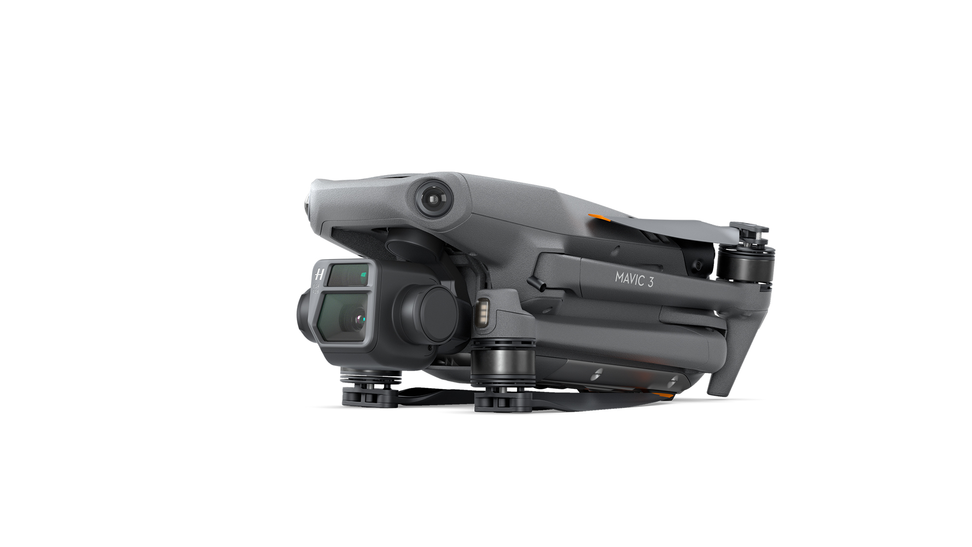 Eine geschlossene graue DJI Mavic 3 Drohne steht auf weißem Hintergrund mit doppelter Kamera.