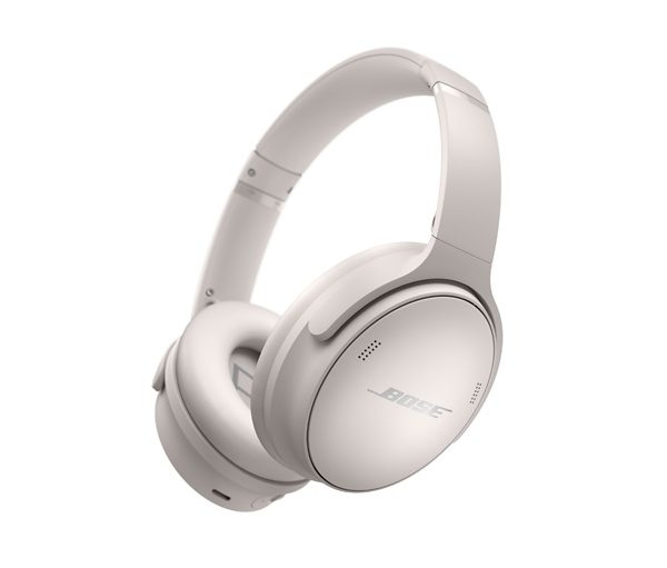 Creme-weiße Bose Over-Ear-Kopfhörer vor weißem Hintergrund.