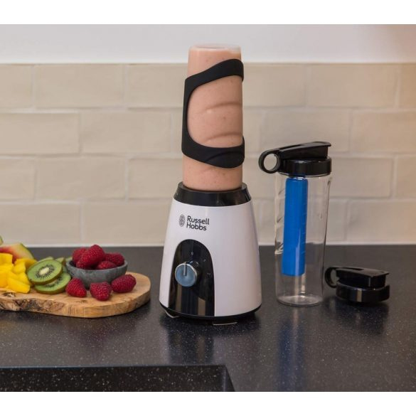 Smoothie kaplı bir Russell Hobbs blender, taze meyvelerin yanında bir tezgah üzerinde duruyor.