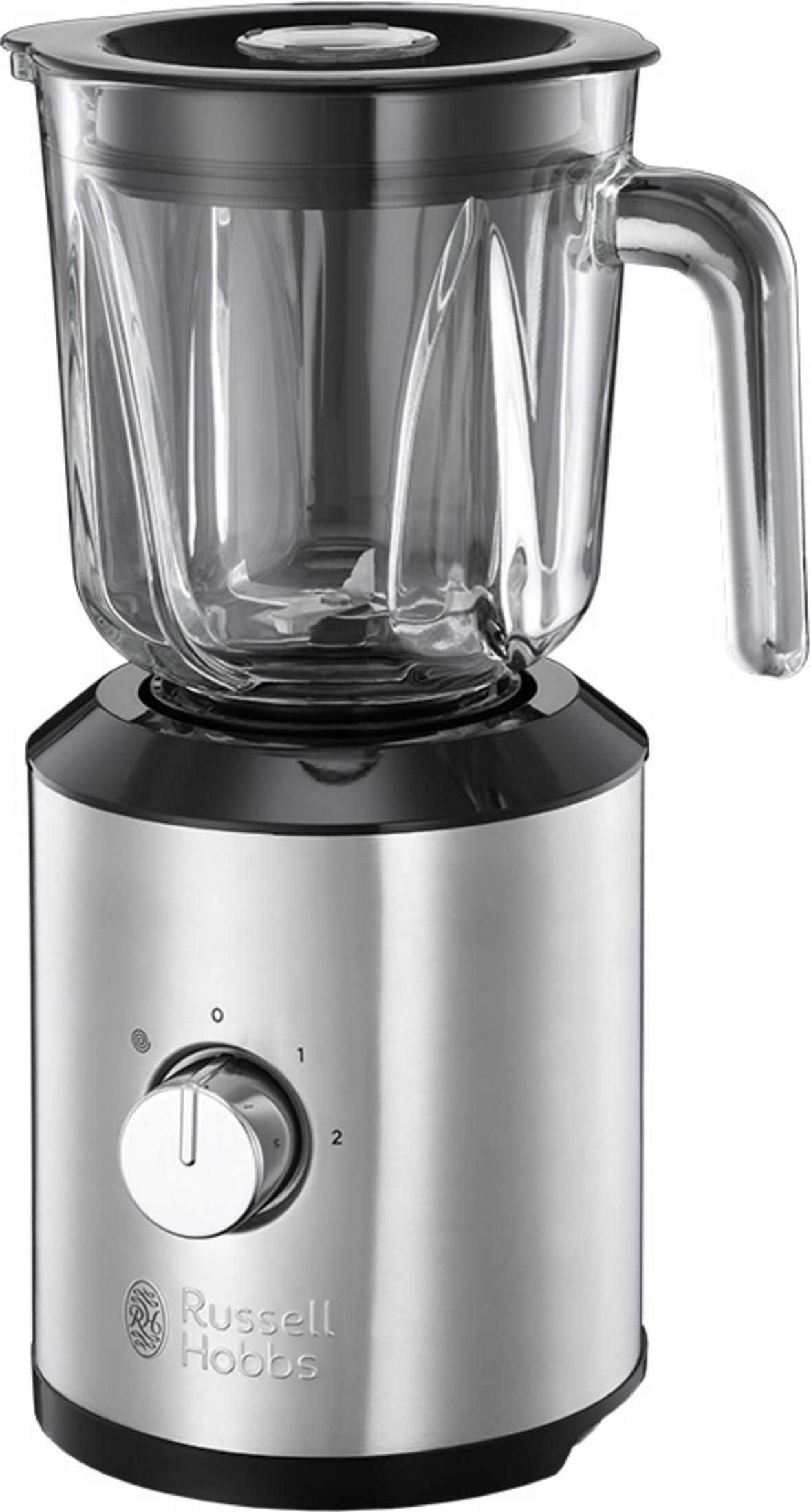 Cam sürahili ve paslanmaz çelik tabanlı bir Russell Hobbs blender.