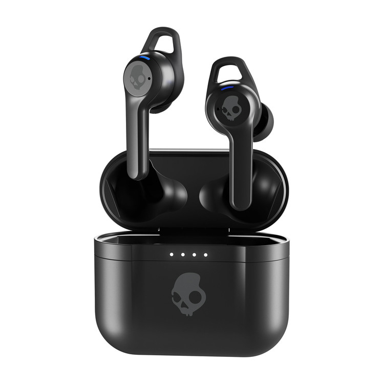 Schwarze kabellose Ohrhörer mit Totenkopf-Logo im geöffneten Ladecase auf weißem Hintergrund.