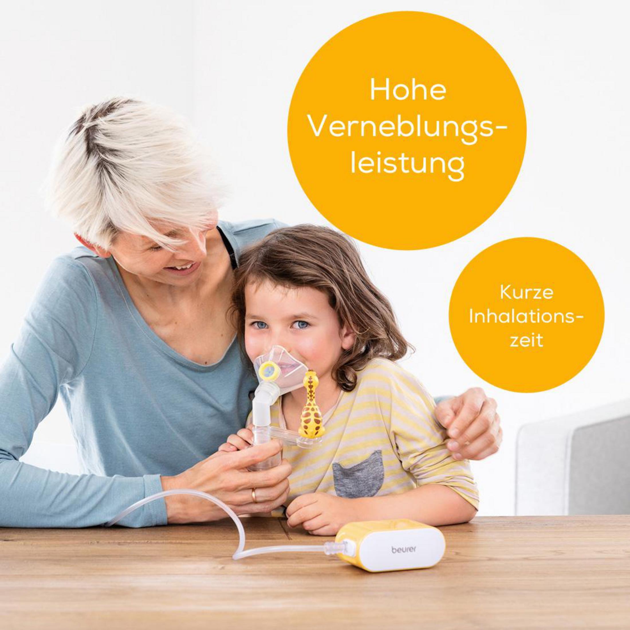 Eine Frau hilft einem Kind, ein Inhalationsgerät mit Maske und Giraffen-Spielzeug zu benutzen.