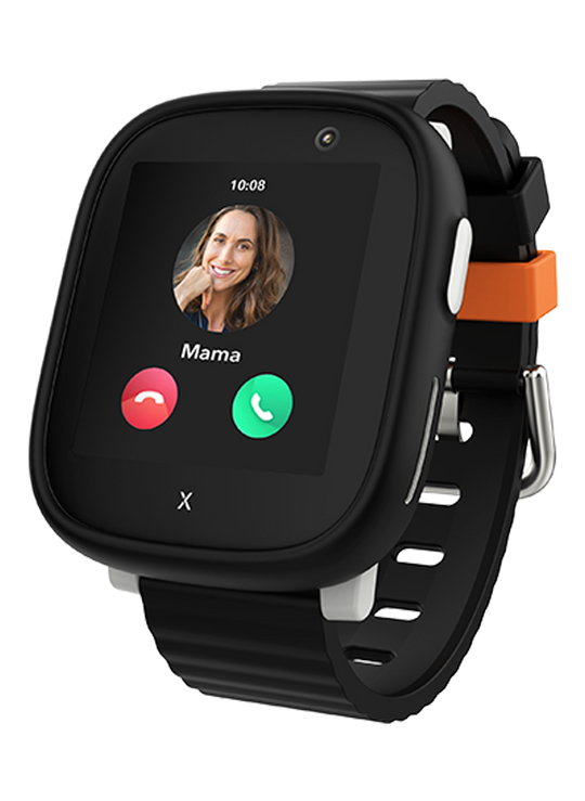 Uno smartwatch nero con una schermata di chiamata che mostra una donna di nome Mamma e un cinturino nero.