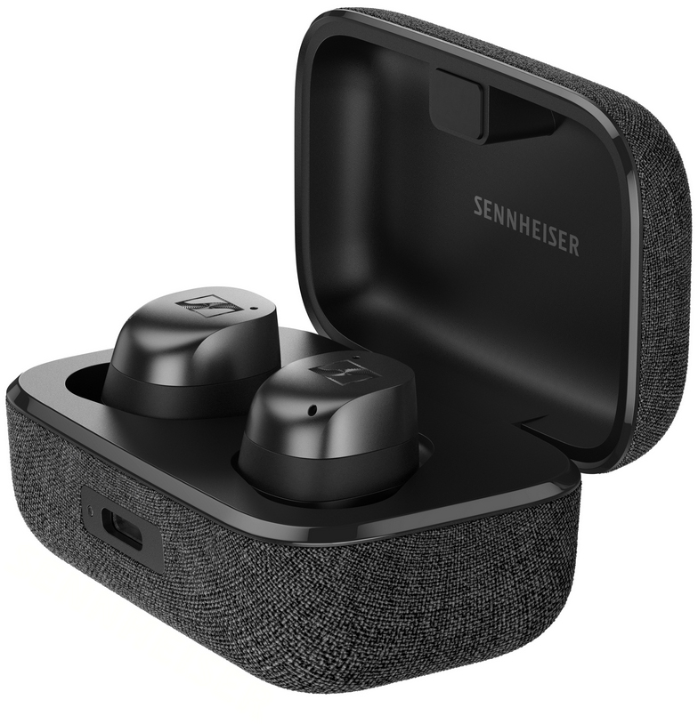 Schwarze kabellose Sennheiser-Ohrhörer in einer offenen, stoffbezogenen Ladebox.