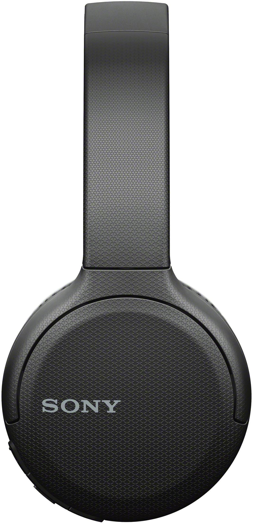 Primer plano de unos auriculares inalámbricos Sony negros con un patrón triangular texturizado sobre fondo liso.