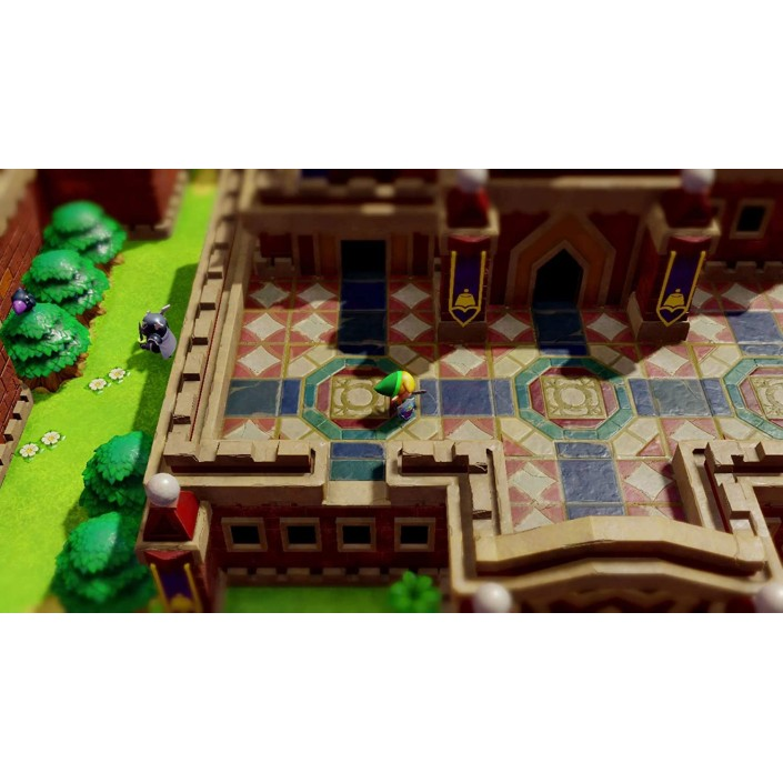 Link si trova su un balcone di un castello piastrellato e colorato vicino a erba verde e alberi.