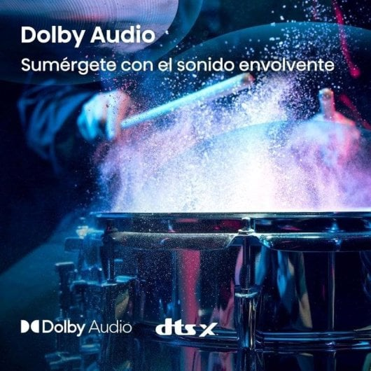 Ein Schlagzeuger schlägt eine Snare-Drum, wodurch eine blaue und weiße Pulorexplosion entsteht.