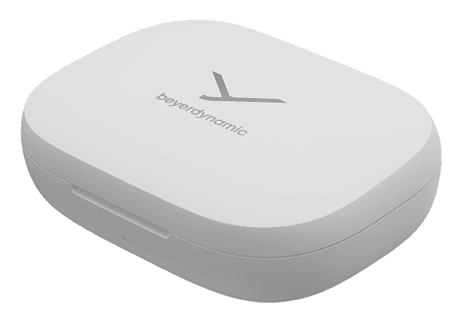 Un estuche de carga blanco cerrado con el logotipo gris de Beyerdynamic en la parte superior.