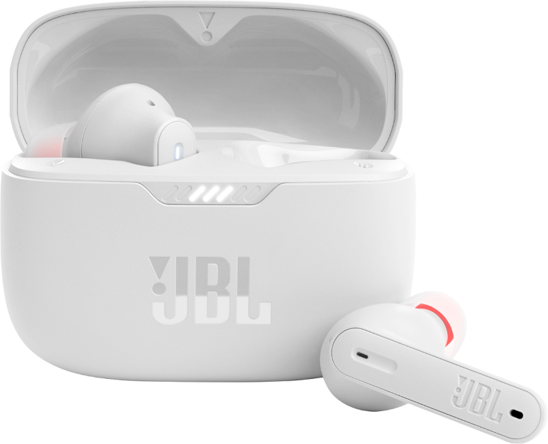 Weiße JBL-In-Ear-Kopfhörer in ihrer Ladebox vor schwarzem Hintergrund.