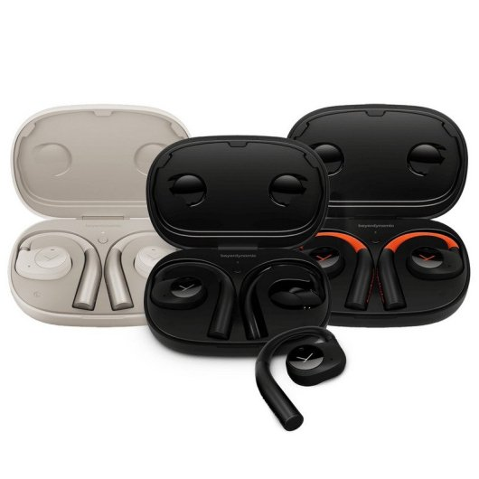 Tres estuches de carga abiertos con auriculares inalámbricos en beige, negro y negro-naranja sobre fondo blanco.