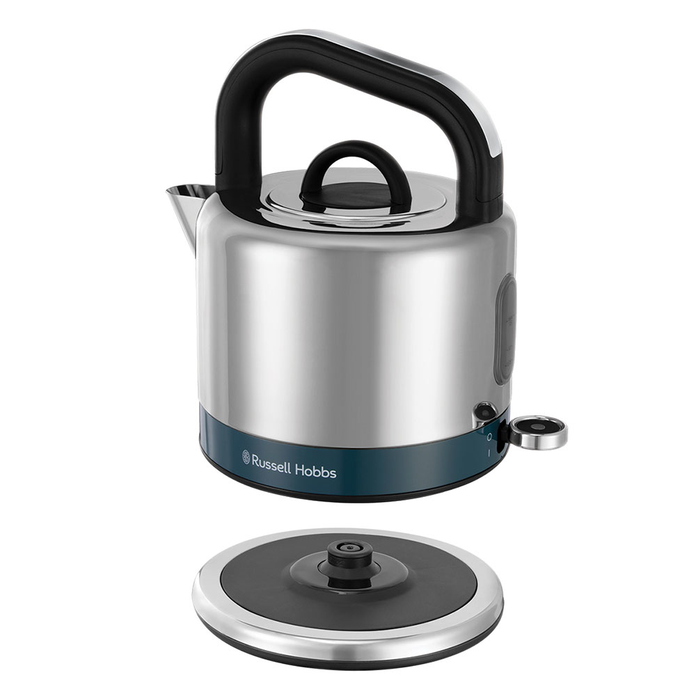 Siyah kulplu ve mavi tabanlı gümüş rengi bir Russell Hobbs su ısıtıcısı şarj istasyonunun üzerinde duruyor.