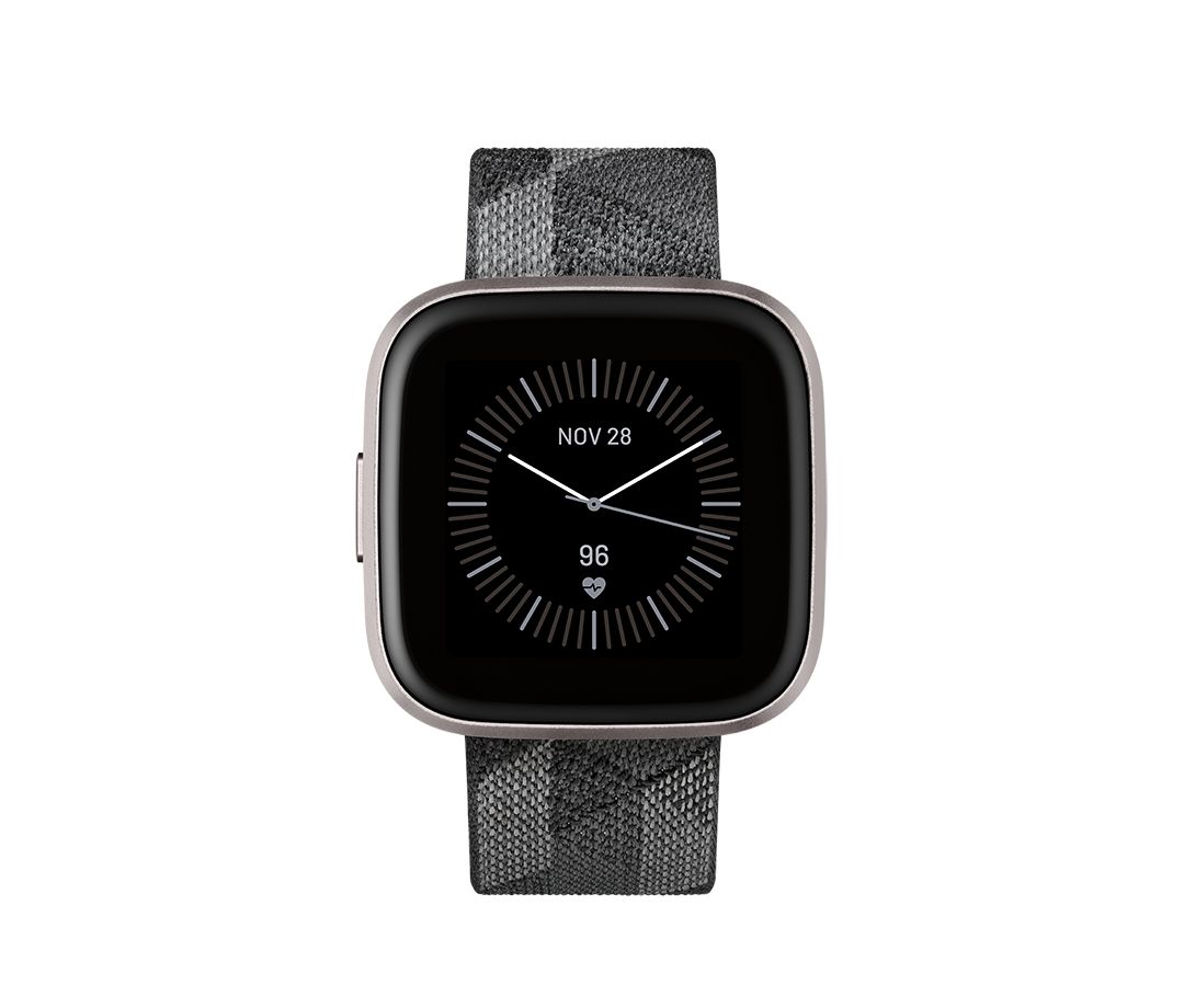 Eine Smartwatch mit quadratischem Metallgehäuse, dunklem Musterarmband und digitaler Anzeige für Zeit und Herzfrequenz.