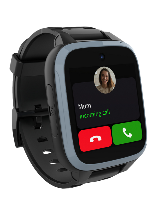 Eine schwarze Smartwatch mit einem grauen Rahmen zeigt einen eingehenden Anruf von Mum auf dem Display.