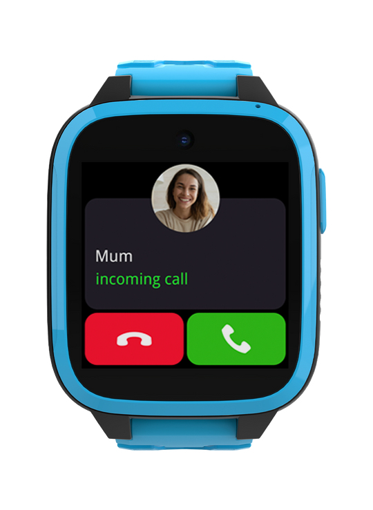Eine blaue Kinder-Smartwatch zeigt einen eingehenden Anruf von Mum mit roten und grünen Tasten.