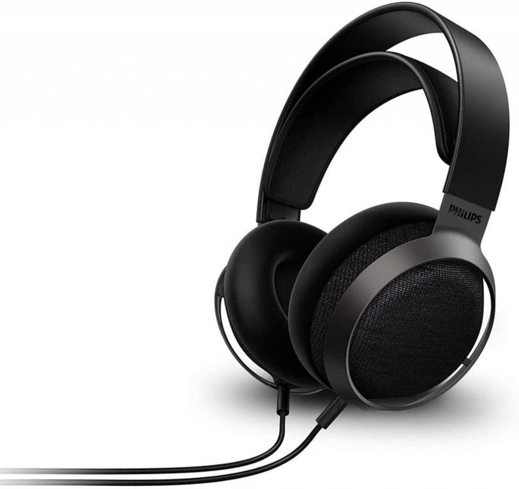 Schwarze Philips-Over-Ear-Kopfhörer mit Kabel auf weißem Hintergrund.