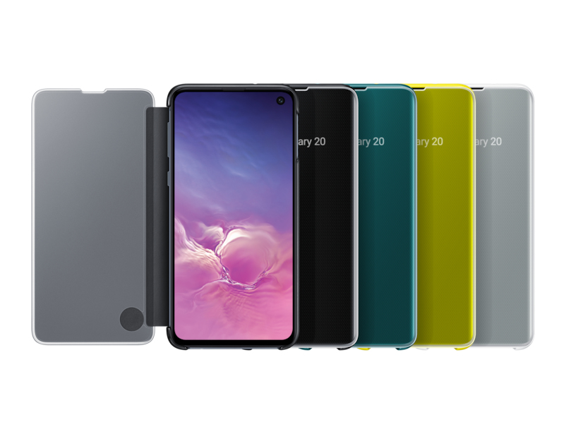 Ein offenes Smartphone mit blauem Bildschirm steht neben mehreren geschlossenen Hüllen in Schwarz, Blau, Gelb und Grau.