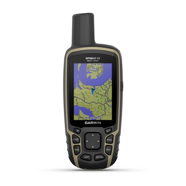 Ein Garmin GPSMAP Handheld-GPS-Gerät mit Farbdisplay, physischen Tasten und einer Antenne oben auf einem weißen Hintergrund.
