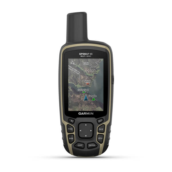 Ein tragbares Garmin GPS-Gerät mit Farbdisplay und physischen Tasten auf weißem Hintergrund.