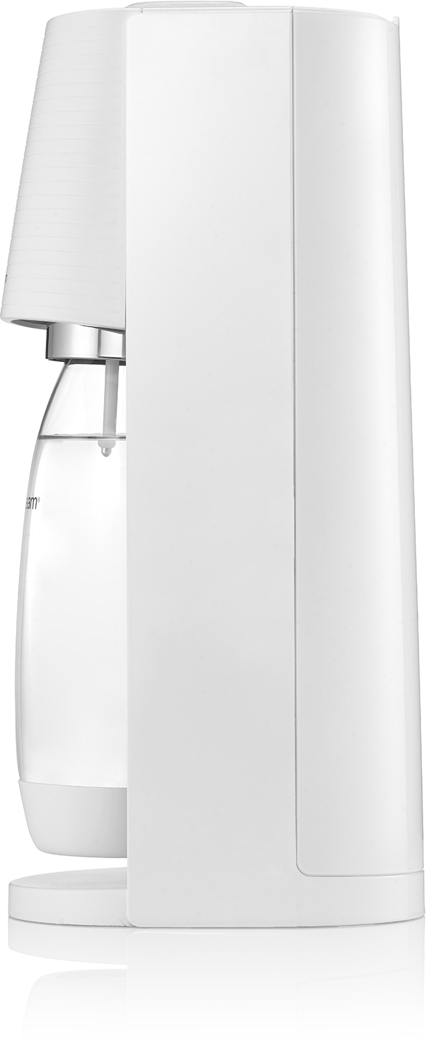 Ein weißer SodaStream Wassersprudler steht aufrecht mit eingesetzter, klarer Wasserflasche auf weißem Hintergrund.