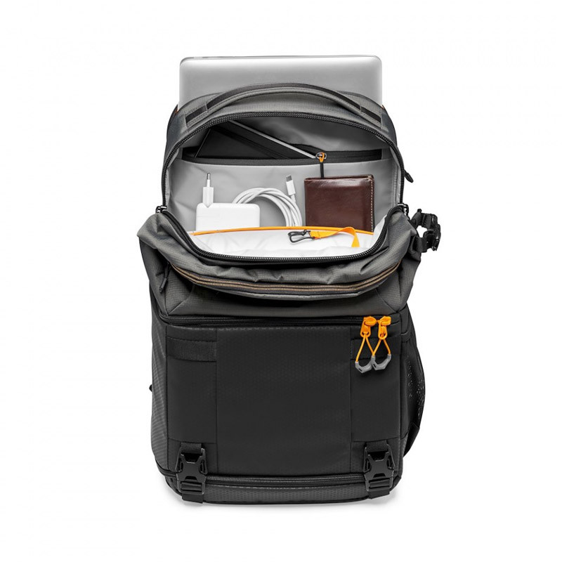 Ein offener grauer Rucksack mit Laptop, Ladegerät, Kabeln und einer braunen Brieftasche im Hauptfach.