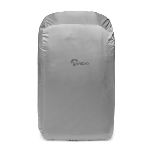Graue Lowepro Regenhülle für Rucksäcke auf weißem Hintergrund.