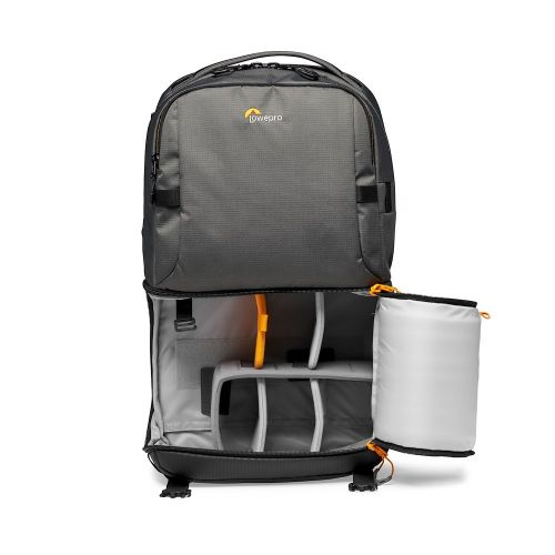 Grauer Lowepro-Rucksack mit offenem Hauptfach, verstellbaren grauen und orangefarbenen Trennwänden vor weißem Hintergrund.