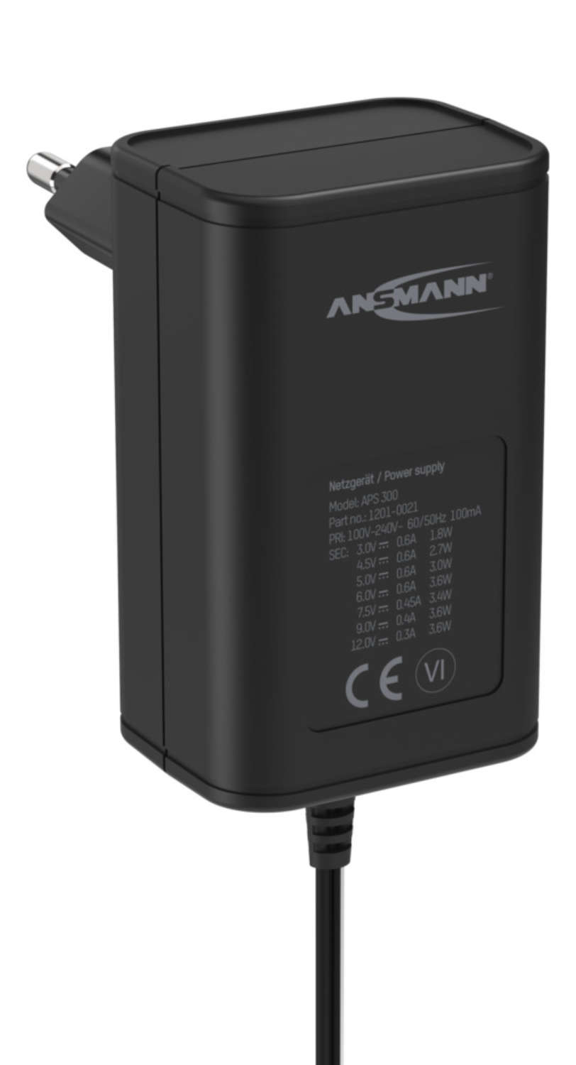 Schwarzes Ansmann Netzteil mit technischen Angaben und Kabel auf grauem Hintergrund.