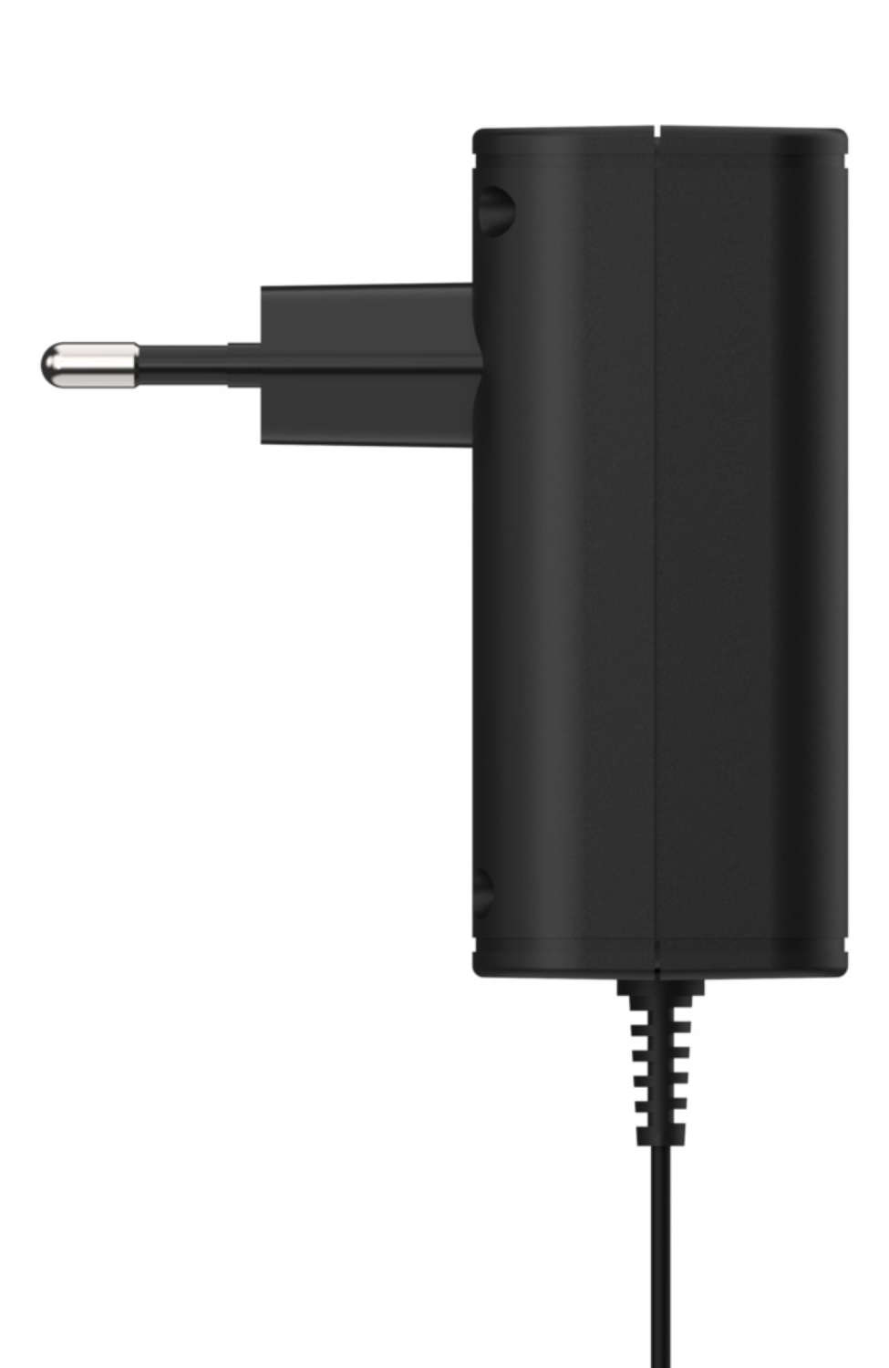 Schwarzes Netzteil mit europäischem Stecker und angeschlossenem Kabel vor weißem Hintergrund.