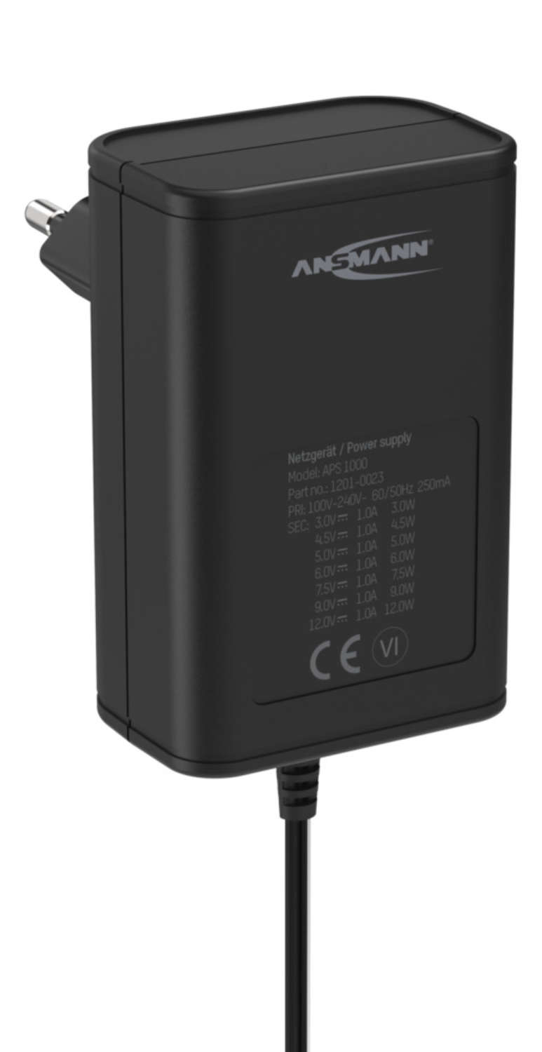 Ein schwarzes Ansmann-Netzteil mit technischen Daten und einem Kabel an der Unterseite.